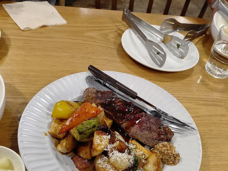 스테이크와 구운 채소