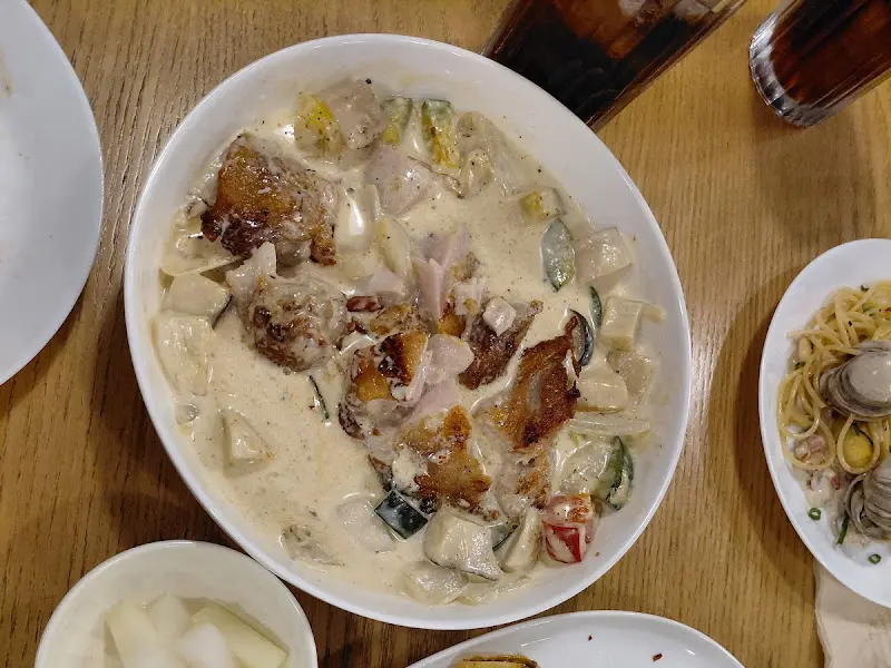 크림 소스가 듬뿍 올려진 요리