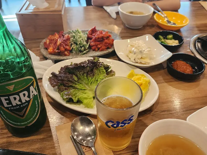윤씨보쌈 전체 상차림과 맥주