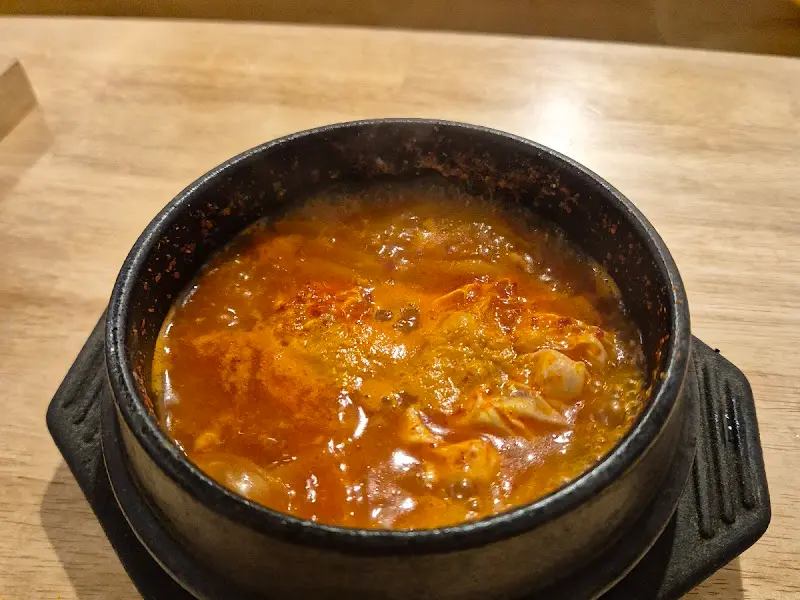 뜨끈한 뚝배기에 담겨 나온 쫄면