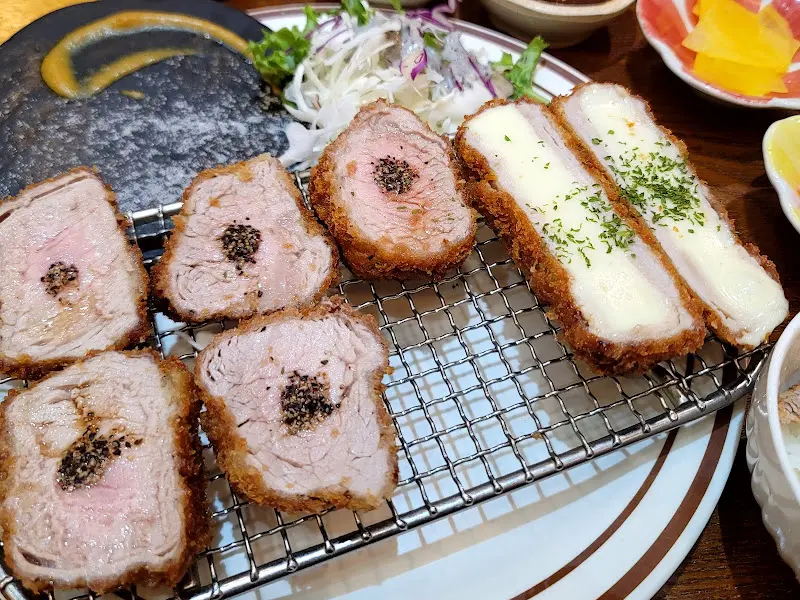 돈까스, 샐러드, 쫄면의 완벽한 조합