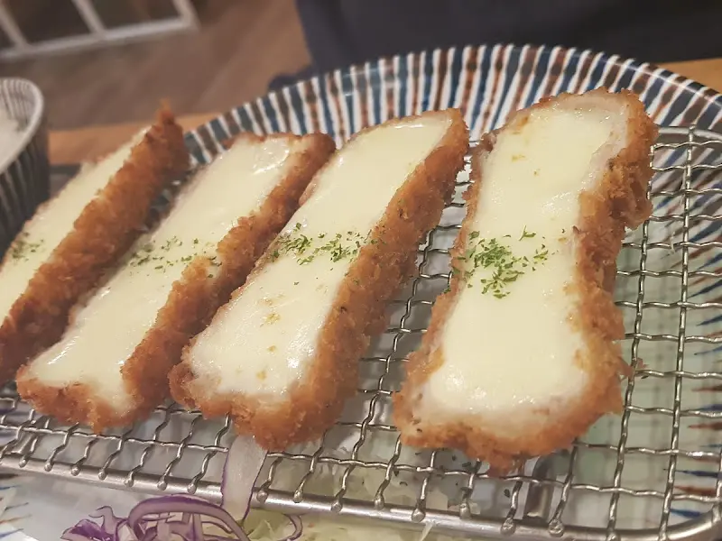 치즈 카츠 확대샷