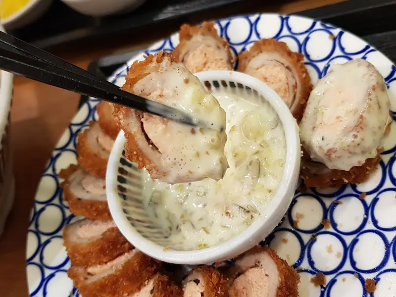 돈까스를 소스에 푹 찍어서