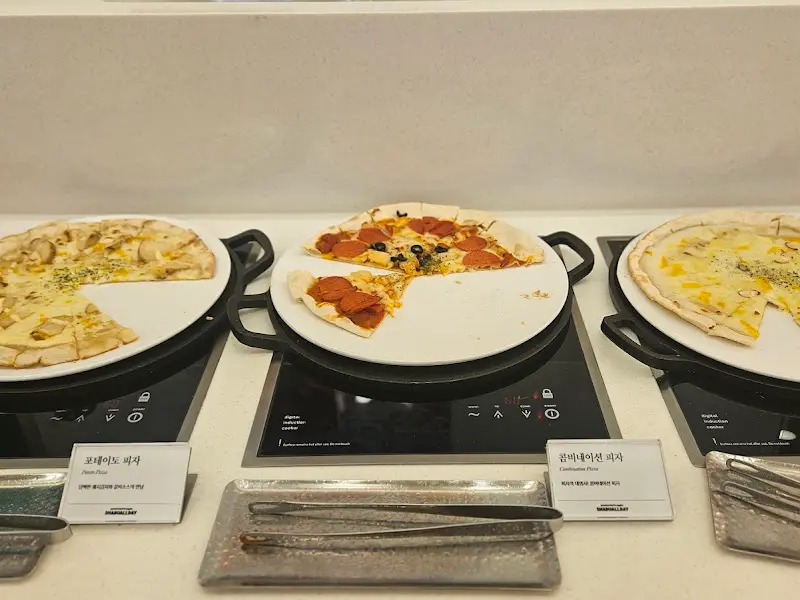 샐러드바의 피자 코너