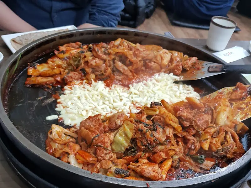 닭갈비와 녹아내린 치즈