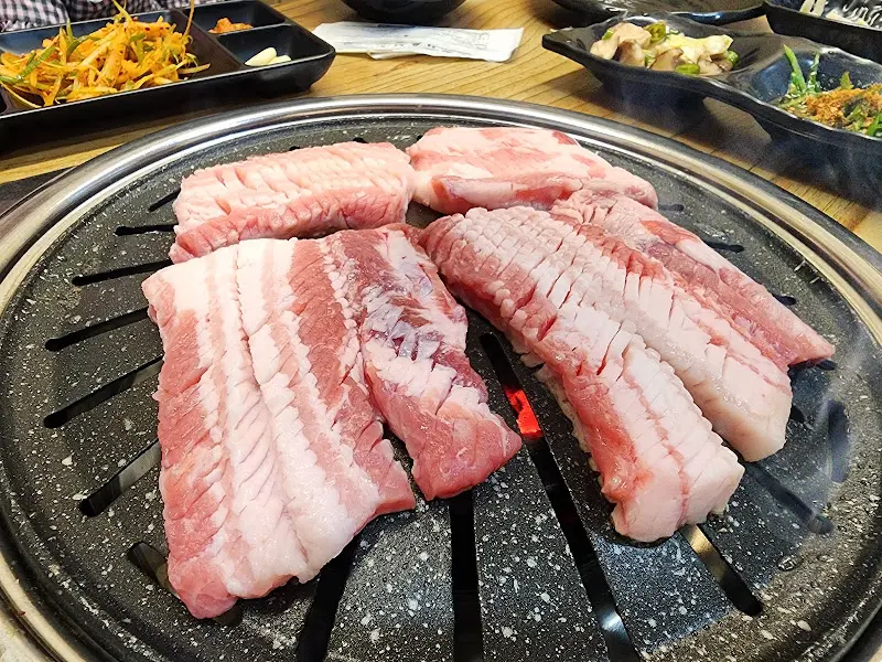 불판 위에서 익어가는 생갈비