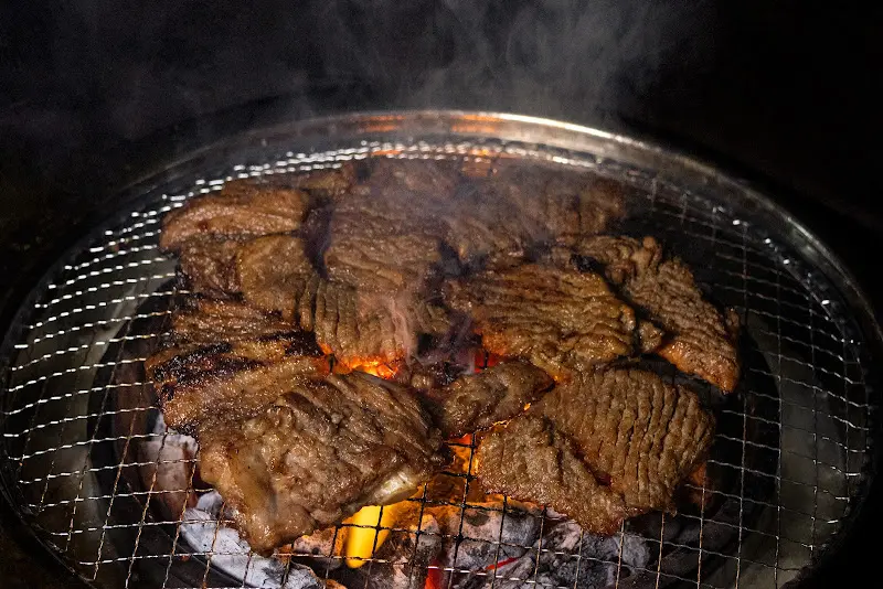 숯불 위에서 익어가는 양념갈비