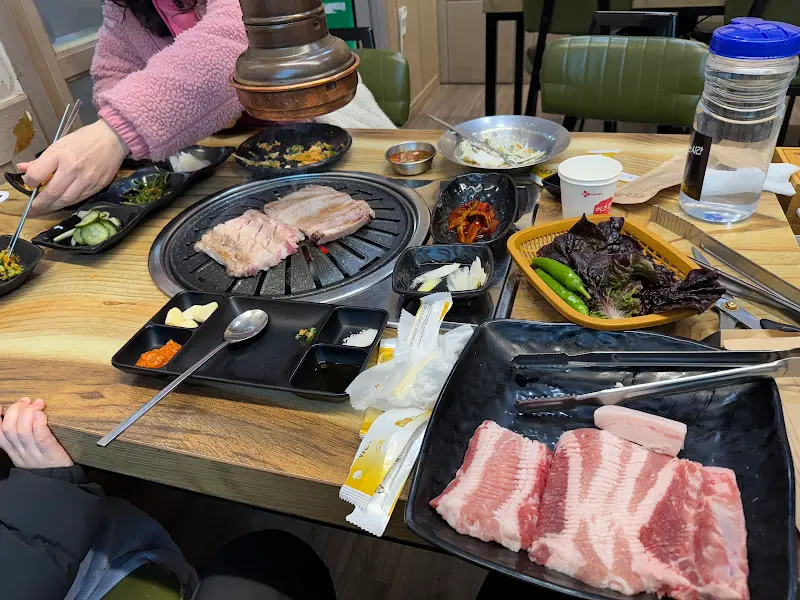 테이블 가득 차려진 음식