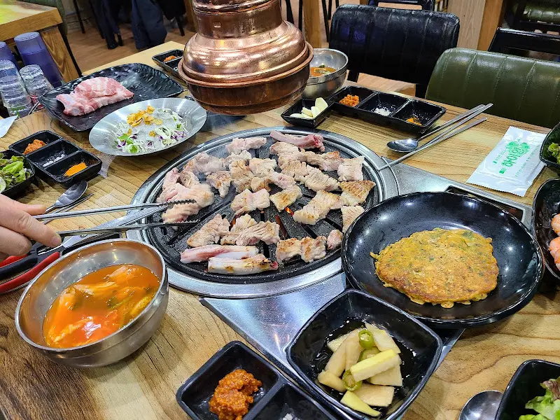 한 상 가득 차려진 갈비