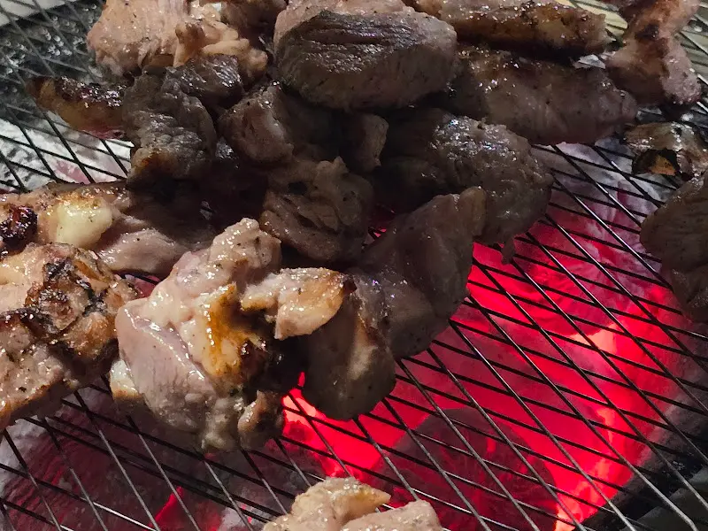 숯불 위에서 구워지는 삼각갈비