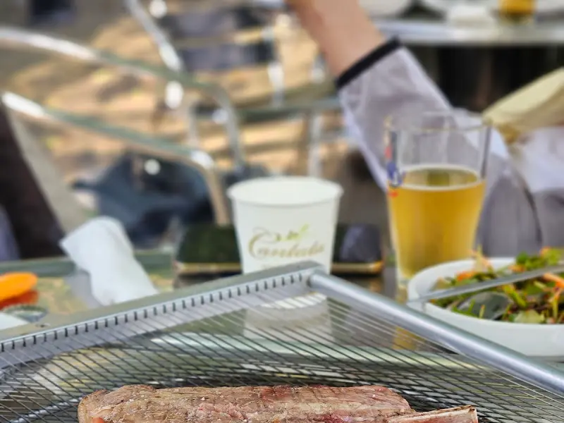 잘 구워진 양고기와 맥주 한 잔