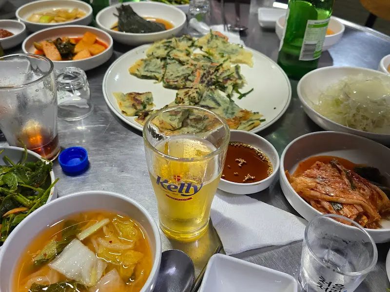 푸짐한 밑반찬과 맥주