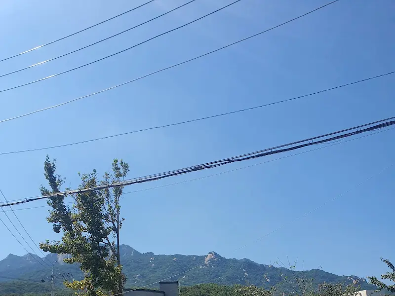 맑은 하늘과 도봉산 봉우리