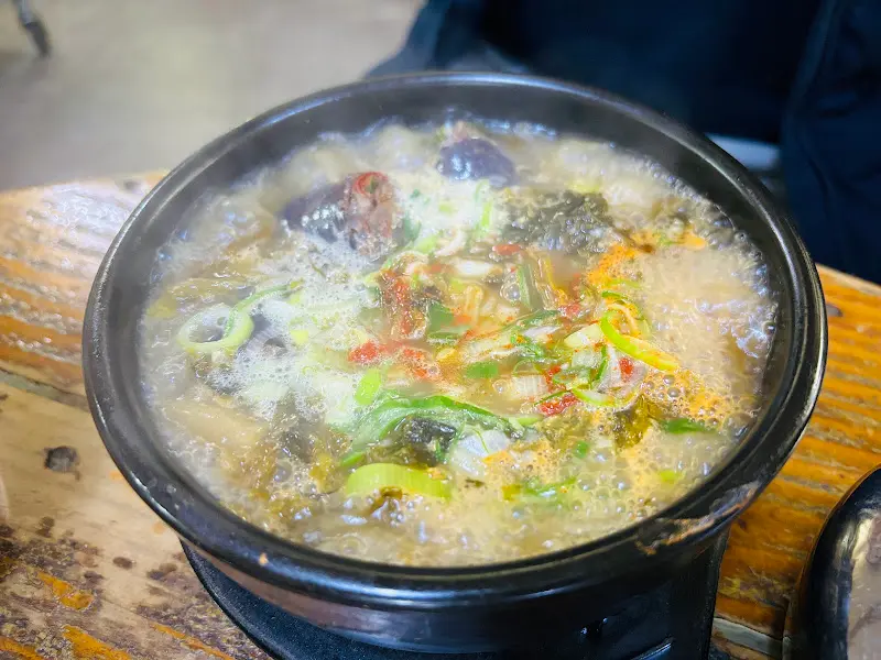 얼큰해 보이는 순대국밥