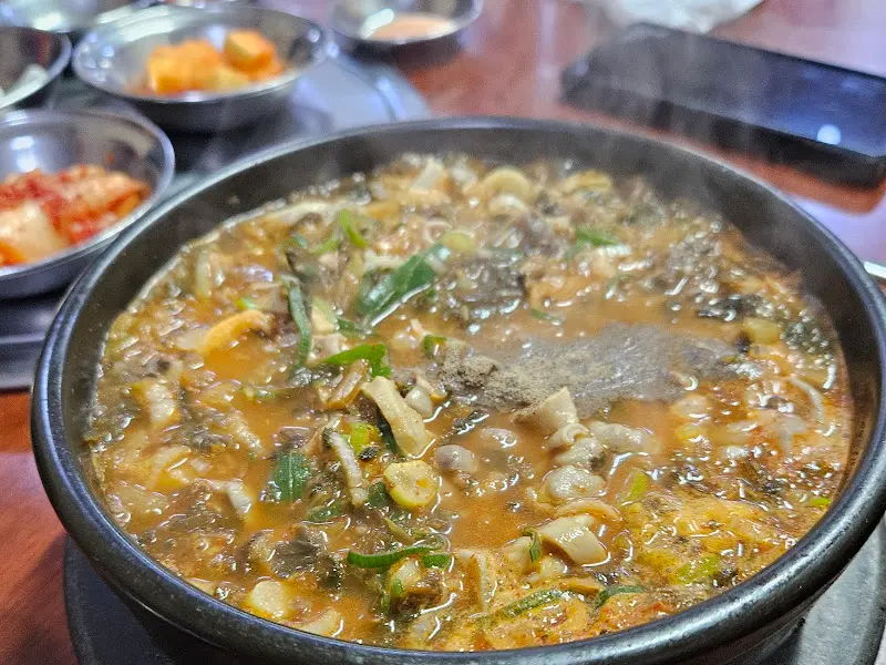 다진 마늘과 청양고추 투하!