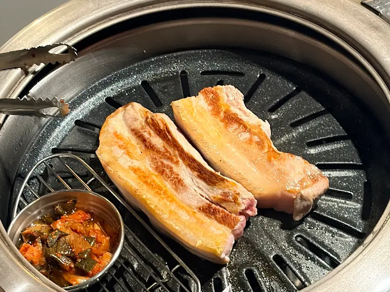 두툼한 삼겹살이 구워지는 모습