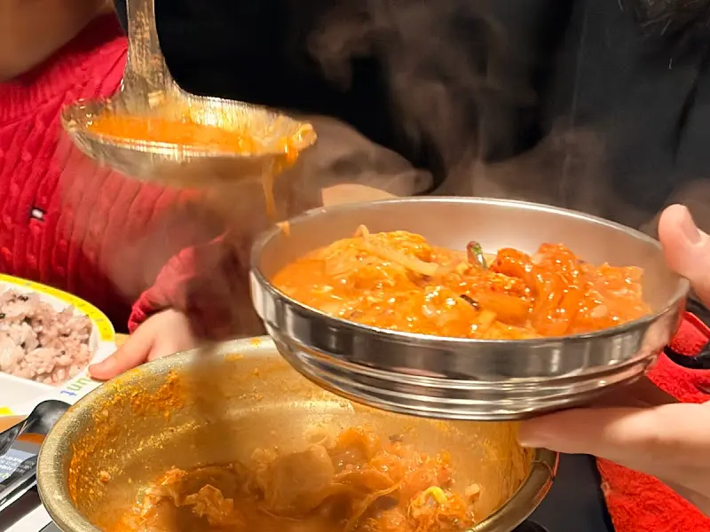 된장술밥을 푸는 모습