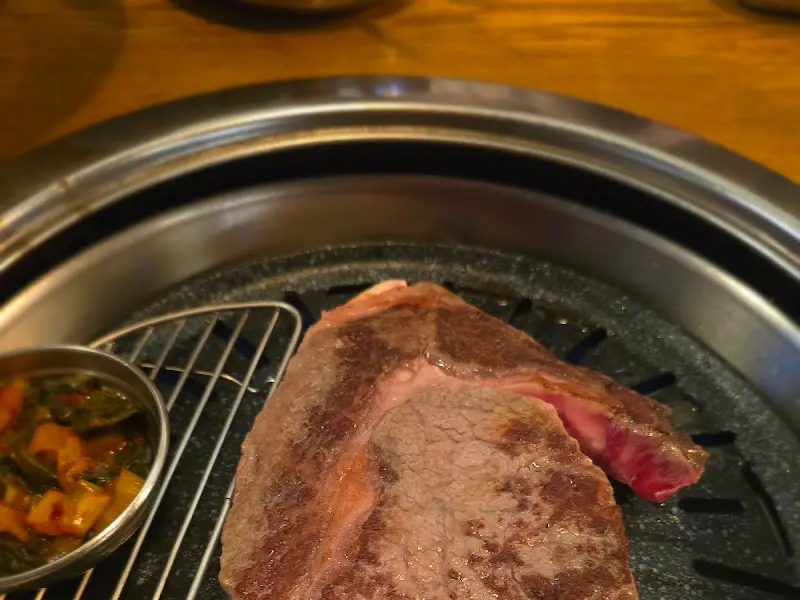 불판 위에 올려진 고기 한 점