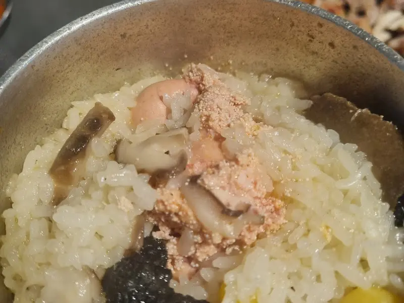 불판에 올려진 고기와 김치