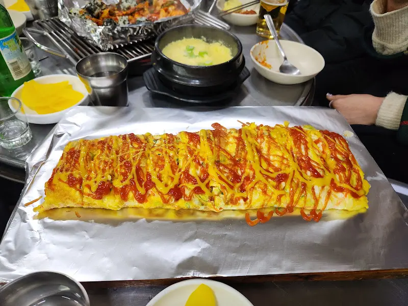 케첩과 머스타드가 듬뿍 뿌려진 계란찜