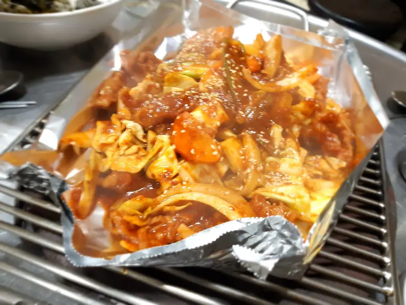 윤기 좔좔 흐르는 닭발