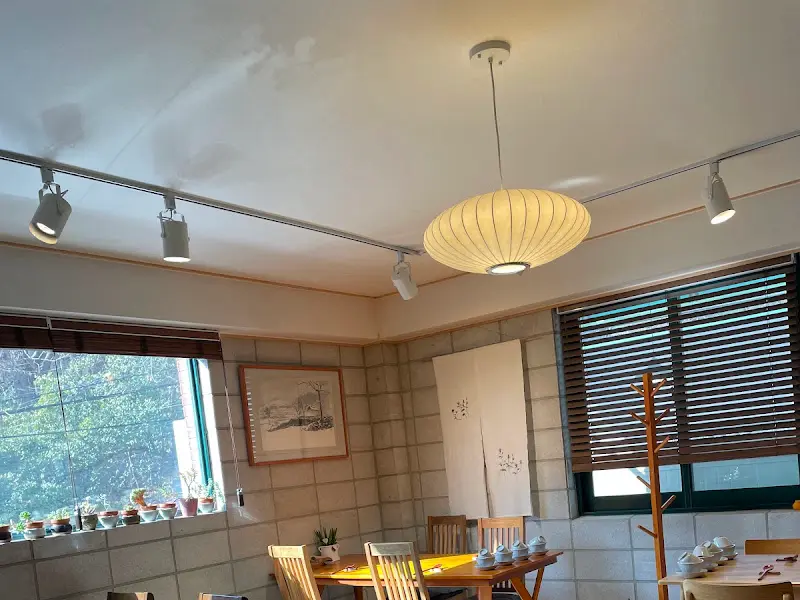 따뜻한 분위기의 식당 내부