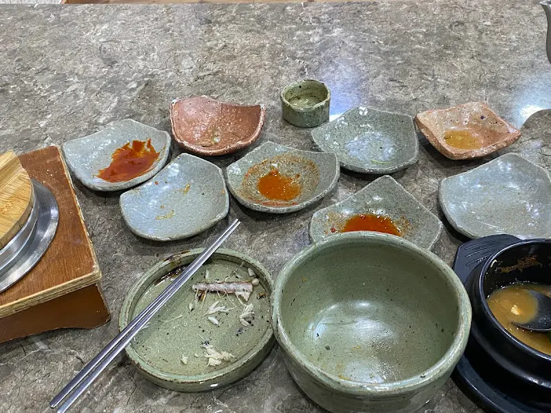 식사를 마친 후 깨끗하게 비워진 그릇들