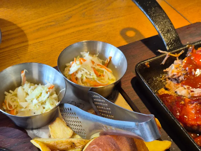 스페어립과 다양한 사이드 메뉴