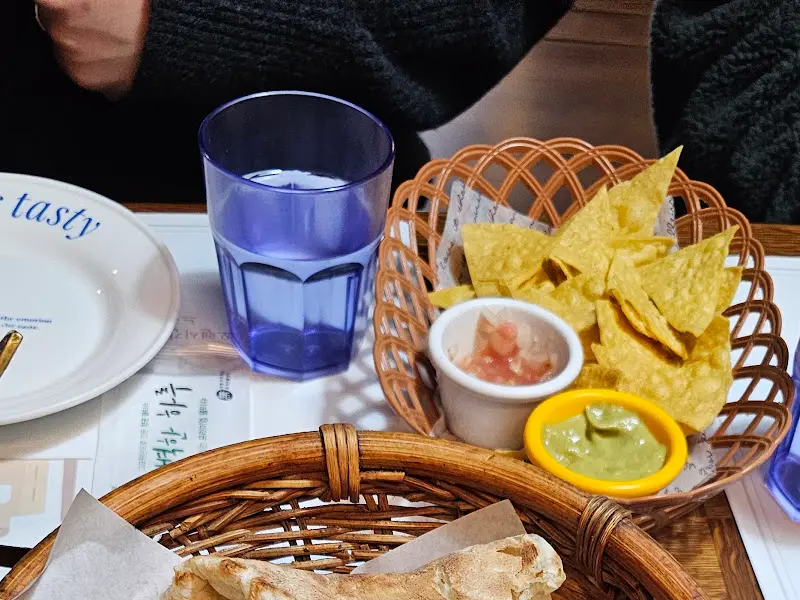 애피타이저로 제공되는 나초와 살사