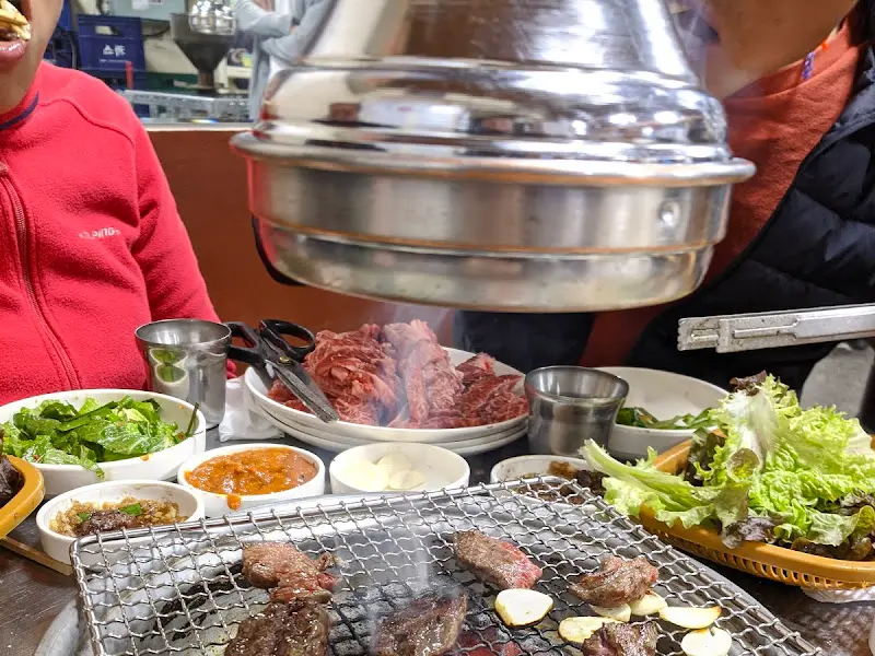 숯불 위에서 익어가는 소갈비살