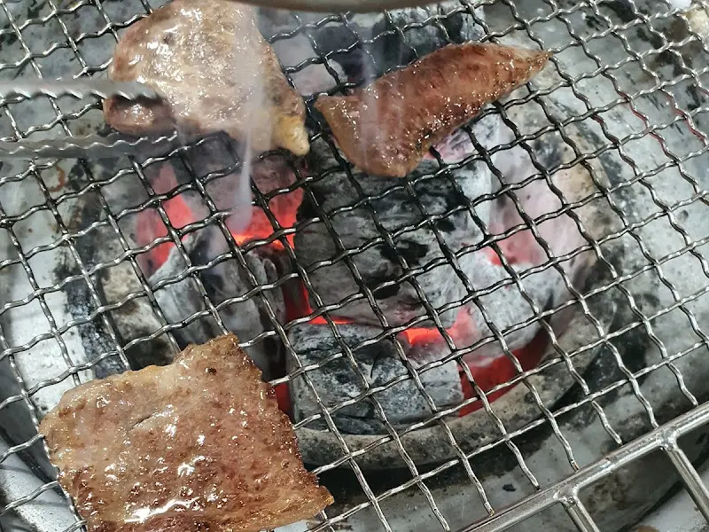 숯불에 구워진 소갈비살