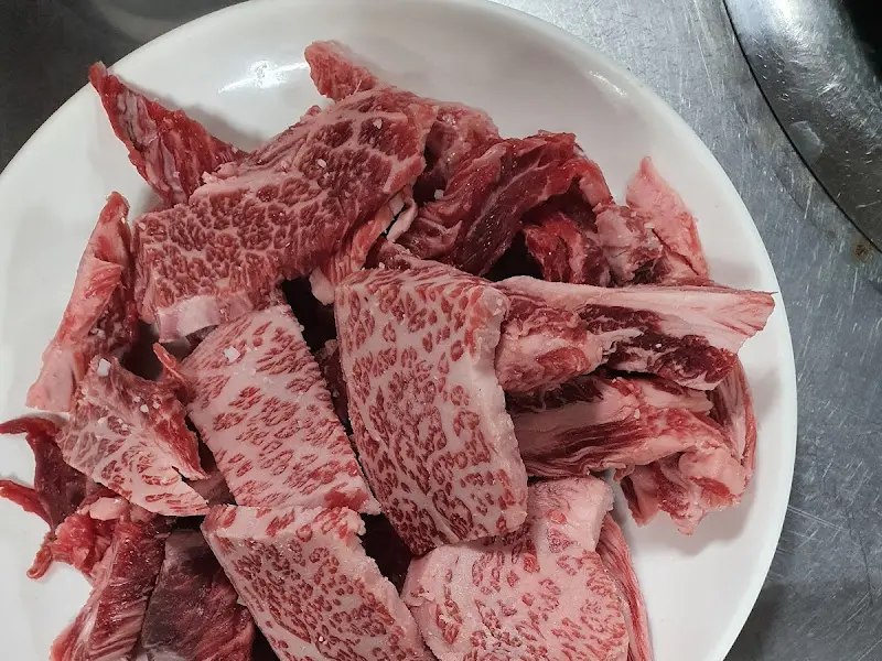 접시에 담긴 소갈비살