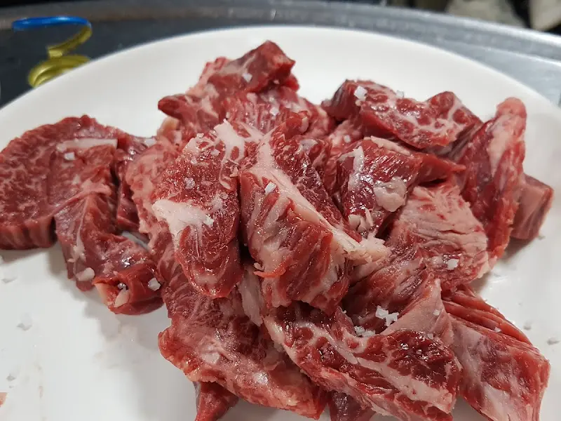 소금 뿌려진 소갈비살 근접샷