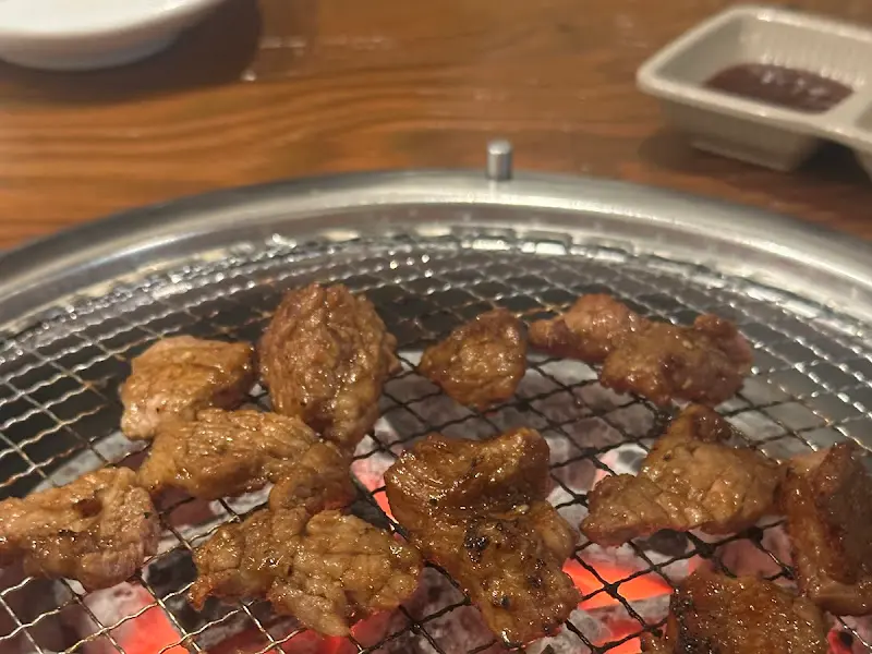 숯불 위에서 맛있게 익어가는 돼지갈비