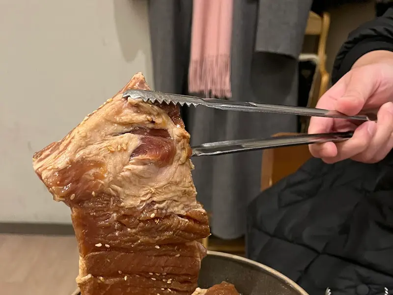 돼지갈비를 들어올리는 모습