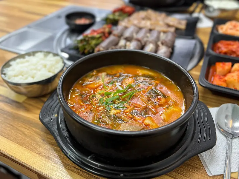 얼큰 시래기 순대국의 붉은 국물과 시래기