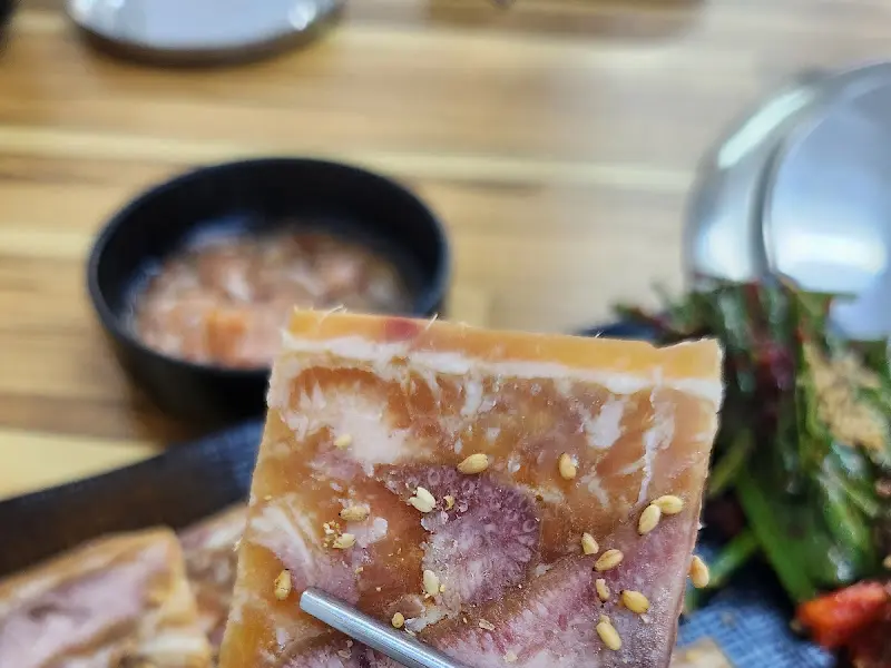 윤기가 흐르는 편육