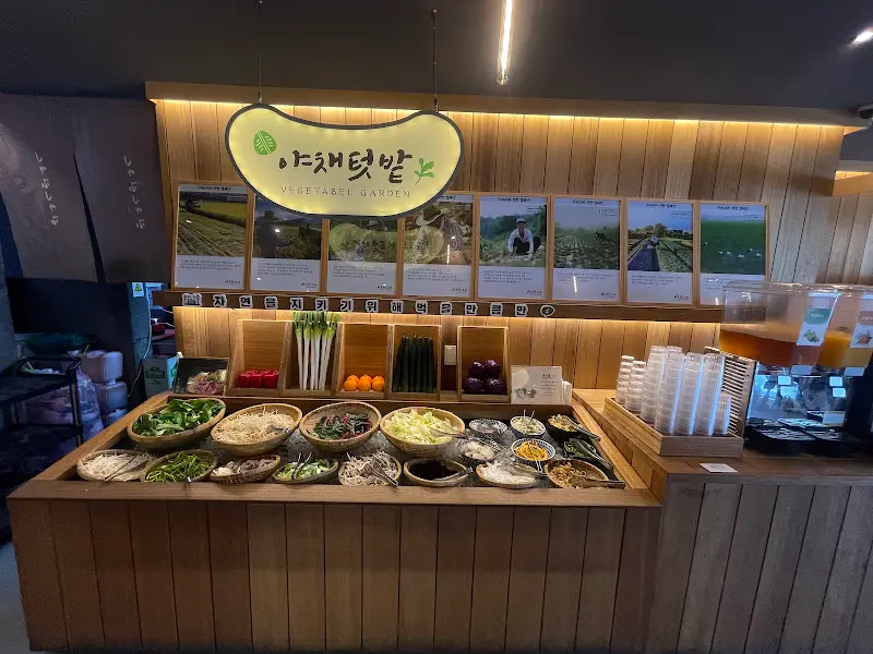 다양한 야채와 샐러드가 준비된 샐러드바의 모습