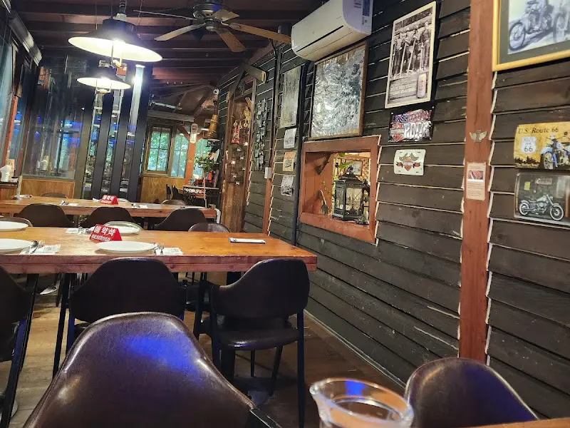 산속비버스 BBQ 내부 테이블