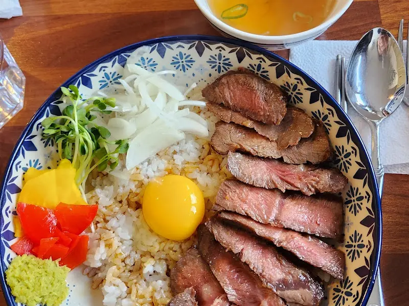 스테이크 덮밥의 비주얼