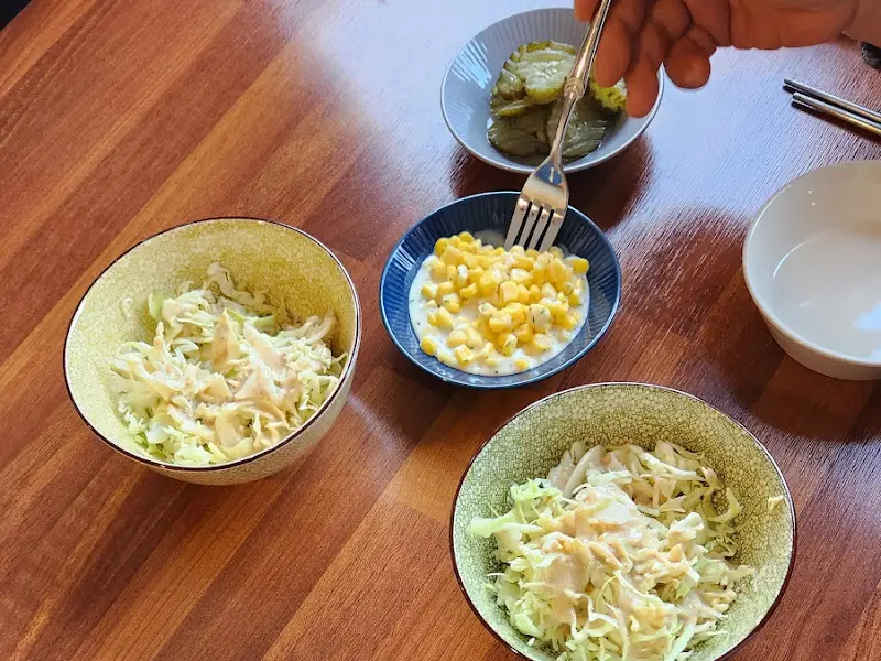 정갈한 샐러드와 피클