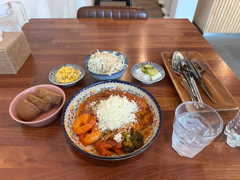 나폴리탄 파스타와 다양한 사이드 메뉴