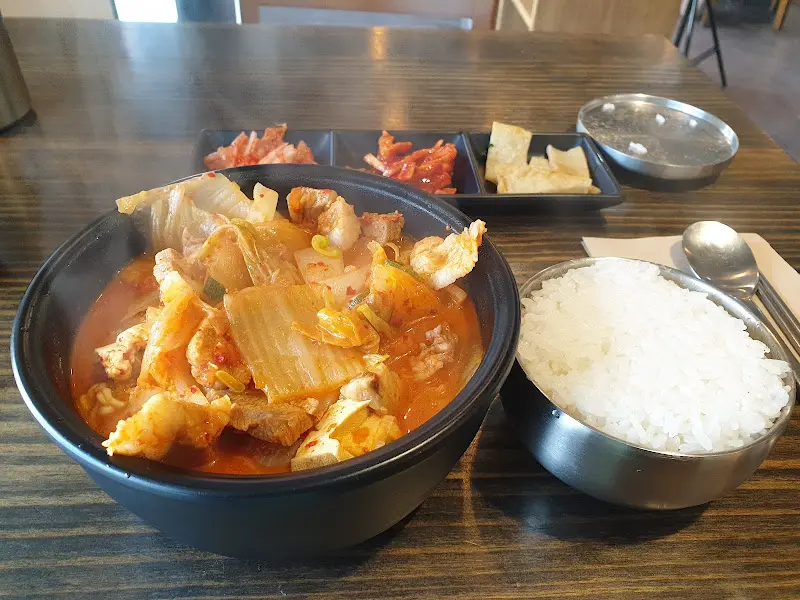 김치찌개 한 상 차림