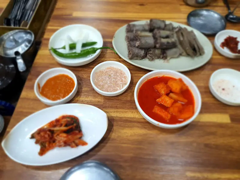 기본 반찬과 모듬 순대