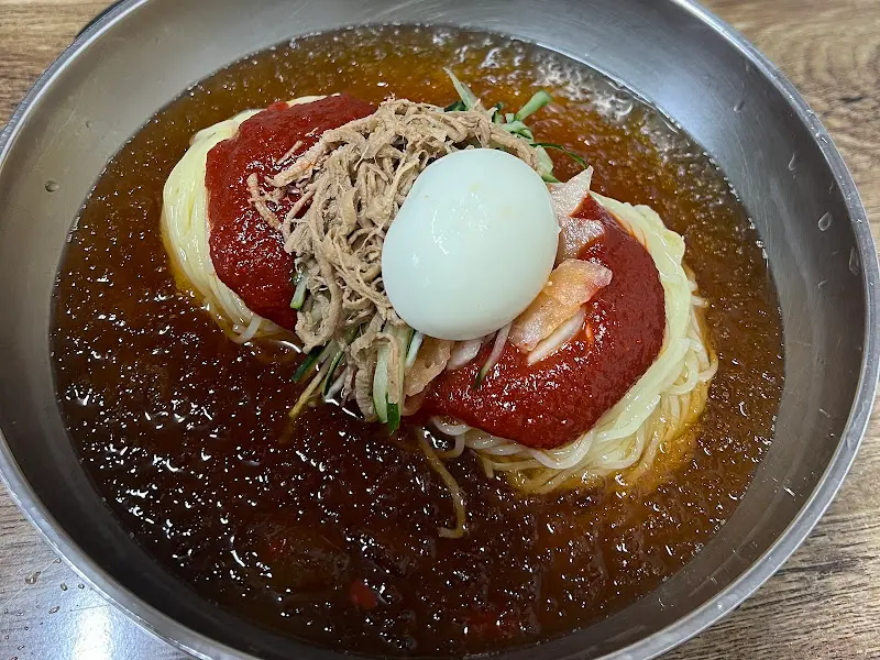 비빔밀면의 강렬한 비주얼