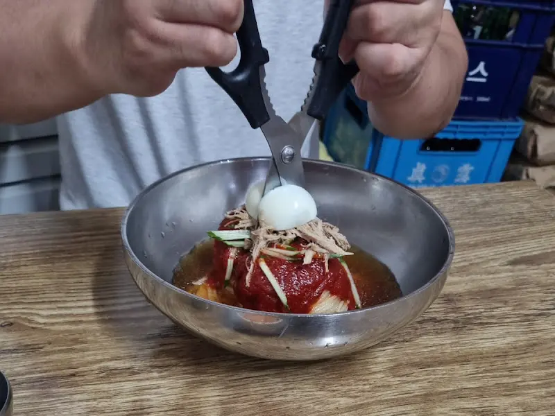 밀면을 자르는 모습