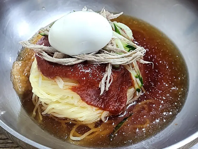 고기 고명이 올려진 밀면