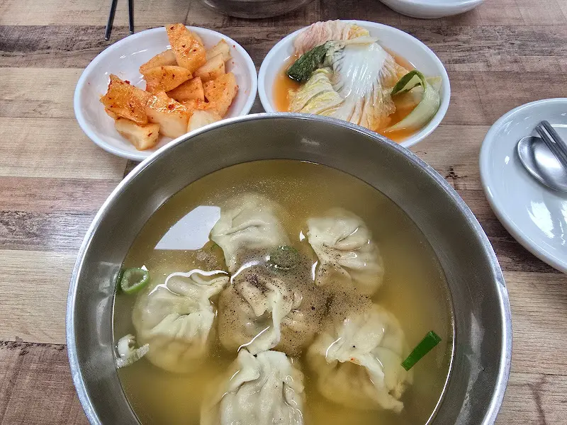 손만둣국과 반찬