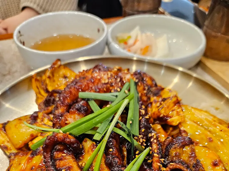 윤기 좔좔 흐르는 통낙지볶음