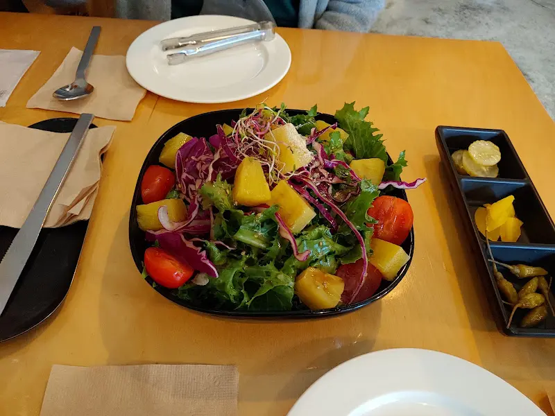 테이블 위에 놓인 샐러드